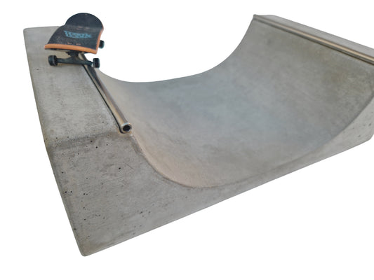 Betonová rampa na fingerboard