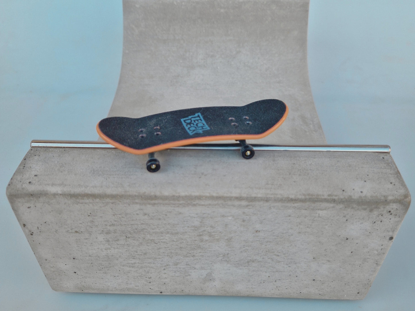 Betonová rampa na fingerboard