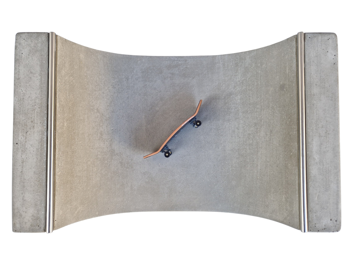 Betonová rampa na fingerboard