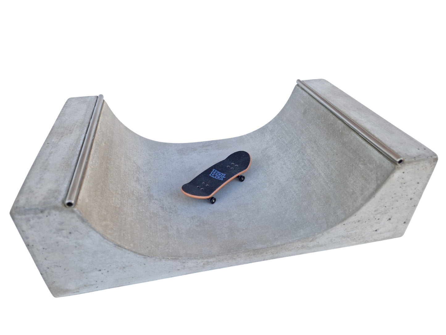 Betonová rampa na fingerboard