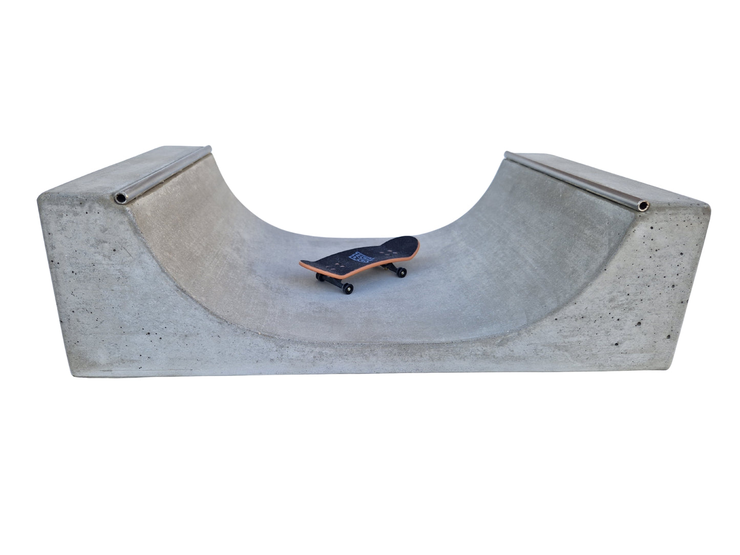 Betonová rampa na fingerboard